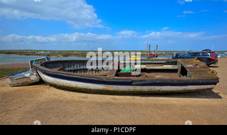 Altes Boot in Brancaster Staithe an der Norfolk-Küste, Großbritannien, befahren Stockfoto