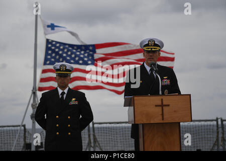 161016-N-JI 086-009 - SCHWARZES MEER (Okt. 2010) 16, 2016) Kapitän Carlos Sardiello, kommandierender Offizier der USS Mount Whitney (LCC 20), rechts, und Lt.Cmdr. Donald Bäcker, der Befehl Kaplan, Durchführung einer Bestattung auf See Zeremonie an Bord des Schiffes, 16. Okt. 2016. Mount Whitney ist unterwegs die Durchführung von naval Operations in den USA 6 Flotte Bereich der Operationen mit den wichtigsten Verbündeten und Partnern in der Region zu engagieren. (U.S. Marine Foto von Seaman Ford Williams/Freigegeben) Stockfoto