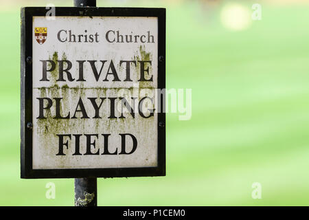 Hinweis am Rande des eigenen Spielfeld (auch als Merton Feld bekannt) am Christ Church College der Universität Oxford, England. Stockfoto