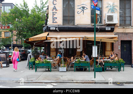 Horus Cafe auf A, 293 E 10 St, New York, NY. aussen Storefront einer Shisha Bar und Straßencafé in der Nähe von Manhattan. Stockfoto