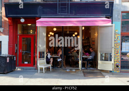 Pflaume, 54 E 1 St, New York, NY. aussen Verkaufsplattform für ein gehobenes Restaurant im Stadtteil East Village in Manhattan. Stockfoto