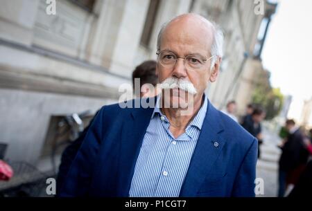 11 Juni 2018, Deutschland, Berlin: Dieter Zetsche, Vorstandsvorsitzender der Daimler AG, verlässt das Bundesministerium für Verkehr und digitale Infrastruktur. Daimler hat wieder 238.000 Fahrzeuge deutschland-weiten wegen unzulässiger Abschaltung steuert, das bei der Reinigung von Abgasen. Foto: Kay Nietfeld/dpa Stockfoto