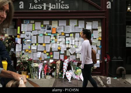 New York, USA. 11. Juni, 2018. Seit Freitag, trauernde versammelt haben, Blumen und eine Nachricht zu hinterlassen, in der Brasserie Les Halles, die jetzt - shuttered Park Avenue Restaurant, in dem Küchenchef Anthony Bourdain wurde der Executive Chef im Jahr 1998 und verewigt die Erfahrungen in seinem 2000 Bestseller, "Küche vertraulich." Emotionale fans seiner CNN show" Teile unbekannt" haben eine Vielzahl von Andenken am Standort Bourdain seinem kometenhaften Aufstieg zu Ruhm begann. © 2018 G. Ronald Lopez/DigiPixsAgain. us/Alamy leben Nachrichten Stockfoto