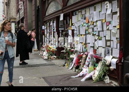 New York, USA. 11. Juni, 2018. Seit Freitag, trauernde versammelt haben, Blumen und eine Nachricht zu hinterlassen, in der Brasserie Les Halles, die jetzt - shuttered Park Avenue Restaurant, in dem Küchenchef Anthony Bourdain wurde der Executive Chef im Jahr 1998 und verewigt die Erfahrungen in seinem 2000 Bestseller, "Küche vertraulich." Emotionale fans seiner CNN show" Teile unbekannt" haben eine Vielzahl von Andenken am Standort Bourdain seinem kometenhaften Aufstieg zu Ruhm begann. © 2018 G. Ronald Lopez/DigiPixsAgain. us/Alamy leben Nachrichten Stockfoto