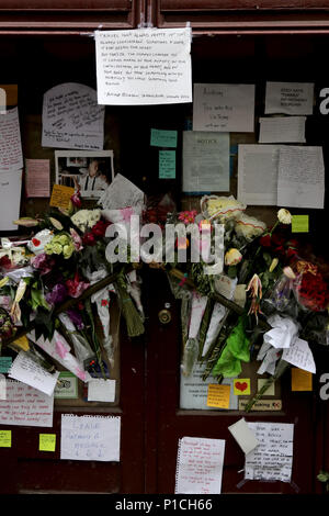 New York, USA. 11. Juni, 2018. Seit Freitag, trauernde versammelt haben, Blumen und eine Nachricht zu hinterlassen, in der Brasserie Les Halles, die jetzt - shuttered Park Avenue Restaurant, in dem Küchenchef Anthony Bourdain wurde der Executive Chef im Jahr 1998 und verewigt die Erfahrungen in seinem 2000 Bestseller, "Küche vertraulich." Emotionale fans seiner CNN show" Teile unbekannt" haben eine Vielzahl von Andenken am Standort Bourdain seinem kometenhaften Aufstieg zu Ruhm begann. © 2018 G. Ronald Lopez/DigiPixsAgain. us/Alamy leben Nachrichten Stockfoto