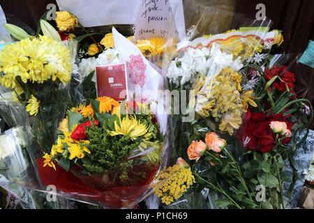 New York, USA. 11. Juni, 2018. Seit Freitag, trauernde versammelt haben, Blumen und eine Nachricht zu hinterlassen, in der Brasserie Les Halles, die jetzt - shuttered Park Avenue Restaurant, in dem Küchenchef Anthony Bourdain wurde der Executive Chef im Jahr 1998 und verewigt die Erfahrungen in seinem 2000 Bestseller, "Küche vertraulich." Emotionale fans seiner CNN show" Teile unbekannt" haben eine Vielzahl von Andenken am Standort Bourdain seinem kometenhaften Aufstieg zu Ruhm begann. © 2018 G. Ronald Lopez/DigiPixsAgain. us/Alamy leben Nachrichten Stockfoto