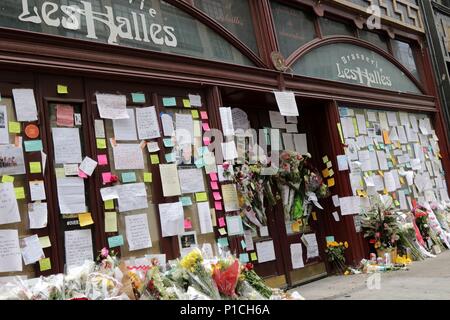 New York, USA. 11. Juni, 2018. Seit Freitag, trauernde versammelt haben, Blumen und eine Nachricht zu hinterlassen, in der Brasserie Les Halles, die jetzt - shuttered Park Avenue Restaurant, in dem Küchenchef Anthony Bourdain wurde der Executive Chef im Jahr 1998 und verewigt die Erfahrungen in seinem 2000 Bestseller, "Küche vertraulich." Emotionale fans seiner CNN show" Teile unbekannt" haben eine Vielzahl von Andenken am Standort Bourdain seinem kometenhaften Aufstieg zu Ruhm begann. © 2018 G. Ronald Lopez/DigiPixsAgain. us/Alamy leben Nachrichten Stockfoto