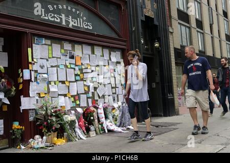 New York, USA. 11. Juni, 2018. Seit Freitag, trauernde versammelt haben, Blumen und eine Nachricht zu hinterlassen, in der Brasserie Les Halles, die jetzt - shuttered Park Avenue Restaurant, in dem Küchenchef Anthony Bourdain wurde der Executive Chef im Jahr 1998 und verewigt die Erfahrungen in seinem 2000 Bestseller, "Küche vertraulich." Emotionale fans seiner CNN show" Teile unbekannt" haben eine Vielzahl von Andenken am Standort Bourdain seinem kometenhaften Aufstieg zu Ruhm begann. © 2018 G. Ronald Lopez/DigiPixsAgain. us/Alamy leben Nachrichten Stockfoto