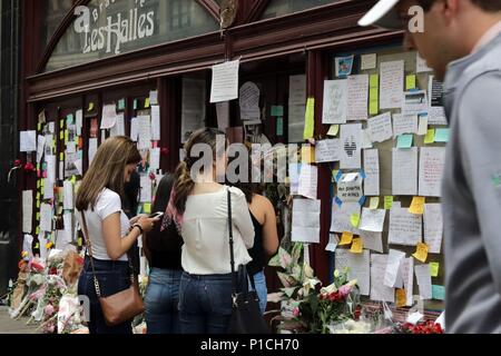 New York, USA. 11. Juni, 2018. Seit Freitag, trauernde versammelt haben, Blumen und eine Nachricht zu hinterlassen, in der Brasserie Les Halles, die jetzt - shuttered Park Avenue Restaurant, in dem Küchenchef Anthony Bourdain wurde der Executive Chef im Jahr 1998 und verewigt die Erfahrungen in seinem 2000 Bestseller, "Küche vertraulich." Emotionale fans seiner CNN show" Teile unbekannt" haben eine Vielzahl von Andenken am Standort Bourdain seinem kometenhaften Aufstieg zu Ruhm begann. © 2018 G. Ronald Lopez/DigiPixsAgain. us/Alamy leben Nachrichten Stockfoto