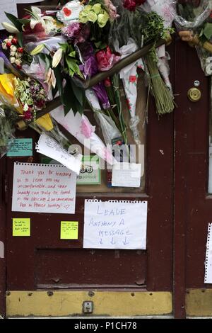 New York, USA. 11. Juni, 2018. Seit Freitag, trauernde versammelt haben, Blumen und eine Nachricht zu hinterlassen, in der Brasserie Les Halles, die jetzt - shuttered Park Avenue Restaurant, in dem Küchenchef Anthony Bourdain wurde der Executive Chef im Jahr 1998 und verewigt die Erfahrungen in seinem 2000 Bestseller, "Küche vertraulich." Emotionale fans seiner CNN show" Teile unbekannt" haben eine Vielzahl von Andenken am Standort Bourdain seinem kometenhaften Aufstieg zu Ruhm begann. © 2018 G. Ronald Lopez/DigiPixsAgain. us/Alamy leben Nachrichten Stockfoto