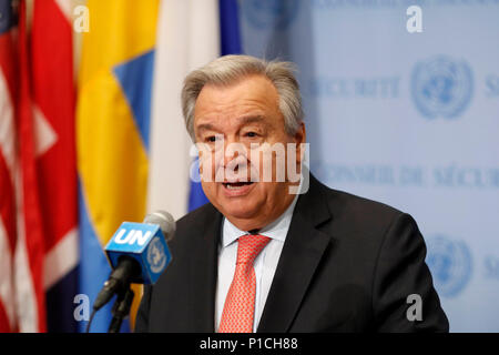 Vereinten Nationen. 11 Juni, 2018. Generalsekretär der Vereinten Nationen, Antonio Guterres spricht während einer drücken Sie die Begegnung auf dem UN-Hauptquartier in New York, am 11. Juni 2018. Generalsekretär der Vereinten Nationen, Antonio Guterres am Montag lobte die Führer der Demokratischen Volksrepublik Korea (DVRK) und der Vereinigten Staaten für eine diplomatische Lösung", Stunden vor ihrem Gipfel in Singapur. Credit: Li Muzi/Xinhua/Alamy leben Nachrichten Stockfoto