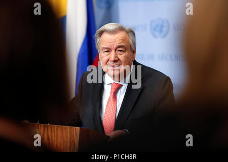 Vereinten Nationen. 11 Juni, 2018. Generalsekretär der Vereinten Nationen, Antonio Guterres besucht einen drücken Sie die Begegnung auf dem UN-Hauptquartier in New York, am 11. Juni 2018. Generalsekretär der Vereinten Nationen, Antonio Guterres am Montag lobte die Führer der Demokratischen Volksrepublik Korea (DVRK) und der Vereinigten Staaten für eine diplomatische Lösung", Stunden vor ihrem Gipfel in Singapur. Credit: Li Muzi/Xinhua/Alamy leben Nachrichten Stockfoto