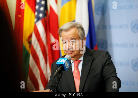 Vereinten Nationen. 11 Juni, 2018. Generalsekretär der Vereinten Nationen, Antonio Guterres besucht einen drücken Sie die Begegnung auf dem UN-Hauptquartier in New York, am 11. Juni 2018. Generalsekretär der Vereinten Nationen, Antonio Guterres am Montag lobte die Führer der Demokratischen Volksrepublik Korea (DVRK) und der Vereinigten Staaten für eine diplomatische Lösung", Stunden vor ihrem Gipfel in Singapur. Credit: Li Muzi/Xinhua/Alamy leben Nachrichten Stockfoto