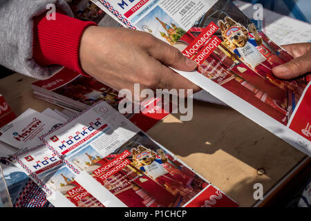 Moskau, Russland. 11 Juni, 2018. Reiseführer und Reiseinformationen für Besucher der Fußball-WM 2018 im Freien information in Moskau, Russland Credit: Nikolay Winokurow/Alamy leben Nachrichten Stockfoto