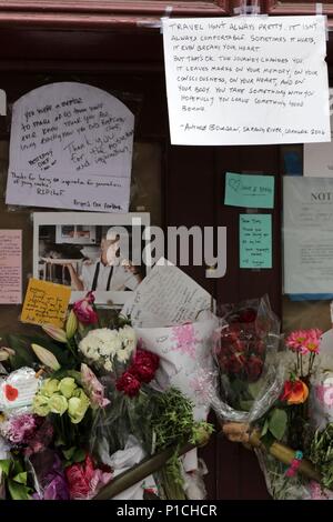 New York City, New York, USA. 11 Juni, 2018. Seit Freitag, trauernde versammelt haben, Blumen und eine Nachricht zu hinterlassen, in der Brasserie Les Halles, die jetzt - shuttered Park Avenue Restaurant, in dem Küchenchef Anthony Bourdain wurde der Executive Chef im Jahr 1998 und verewigt die Erfahrungen in seinem 2000 Bestseller, "Küche vertraulich." "Emotionale fans seiner CNN Show' Teile unbekannt'' haben eine Vielzahl von Andenken am Standort Bourdain seinem kometenhaften Aufstieg zu Ruhm begann. Credit: G. Ronald Lopez/ZUMA Draht/Alamy leben Nachrichten Stockfoto