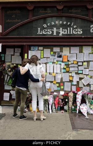 New York City, New York, USA. 11 Juni, 2018. Seit Freitag, trauernde versammelt haben, Blumen und eine Nachricht zu hinterlassen, in der Brasserie Les Halles, die jetzt - shuttered Park Avenue Restaurant, in dem Küchenchef Anthony Bourdain wurde der Executive Chef im Jahr 1998 und verewigt die Erfahrungen in seinem 2000 Bestseller, "Küche vertraulich." "Emotionale fans seiner CNN Show' Teile unbekannt'' haben eine Vielzahl von Andenken am Standort Bourdain seinem kometenhaften Aufstieg zu Ruhm begann. Credit: G. Ronald Lopez/ZUMA Draht/Alamy leben Nachrichten Stockfoto