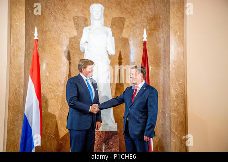 Riga, Lettland. 11 Juni, 2018. König Willem-Alexander der Niederlande visits lettischen Ministerpräsidenten Maris Kucinskis in Riga, Lettland, 11. Juni 2018. Quelle: Patrick Van Katwijk |/dpa/Alamy leben Nachrichten Stockfoto