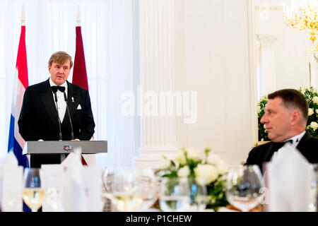 Riga, Lettland. 11 Juni, 2018. König Willem-Alexander der Niederlande während der offiziellen staatlichen Diner mit Präsident Raimonds VEJONIS und seine Frau Iveta V? Jone in Riga, Lettland, 11. Juni 2018. Quelle: Patrick Van Katwijk |/dpa/Alamy leben Nachrichten Stockfoto