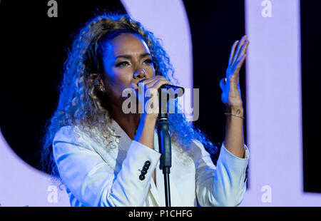Hannover, Deutschland. 11. Juni 2018. Die britische Sängerin Leona Lewis führt auf der Bühne während der Nacht von der Cebit 2018. Die Cebit ist der Versuch, eine neue 'Festival' Format nach drei Jahrzehnten, die zwischen dem 11. und dem 15. Juni. Foto: Peter Steffen/dpa Quelle: dpa Picture alliance/Alamy leben Nachrichten Stockfoto