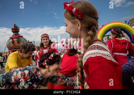 Moskau, Russland. 11 Juni, 2018. Menschen tanzen Khorovod (slawische Circle Dance) bei SamovarFest Familie Festival in Moskau während der Markierung Russland Tag Credit: Nikolay Winokurow/Alamy leben Nachrichten Stockfoto