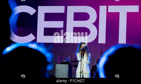 Hannover, Deutschland. 11. Juni 2018. Die britische Sängerin Leona Lewis führt auf der Bühne während der Nacht von der Cebit 2018. Die Cebit ist der Versuch, eine neue 'Festival' Format nach drei Jahrzehnten, die zwischen dem 11. und dem 15. Juni. Foto: Peter Steffen/dpa Quelle: dpa Picture alliance/Alamy leben Nachrichten Stockfoto