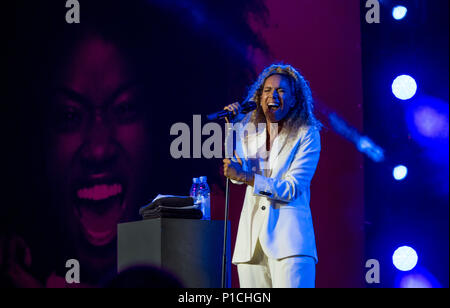 Hannover, Deutschland. 11. Juni 2018. Die britische Sängerin Leona Lewis führt auf der Bühne während der Nacht von der Cebit 2018. Die Cebit ist der Versuch, eine neue 'Festival' Format nach drei Jahrzehnten, die zwischen dem 11. und dem 15. Juni. Foto: Peter Steffen/dpa Quelle: dpa Picture alliance/Alamy leben Nachrichten Stockfoto