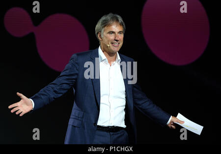Hannover, Deutschland. 11. Juni 2018. Achim Berg, BITKOM-Präsident, liefert eine Rede während der Nacht von der Cebit 2018. Die Cebit ist der Versuch, eine neue 'Festival' Format nach drei Jahrzehnten, die zwischen dem 11. und dem 15. Juni. Foto: Peter Steffen/dpa Quelle: dpa Picture alliance/Alamy leben Nachrichten Stockfoto