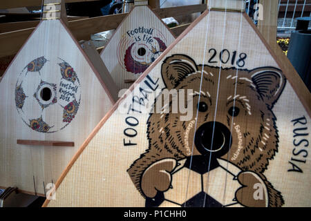 Moskau, Russland. 11 Juni, 2018. Einen Zähler mit Holz- Musical Instrument Balalaika an SamovarFest Familie Festival in Moskau während der Feier Russland Tag Credit: Nikolay Winokurow/Alamy leben Nachrichten Stockfoto