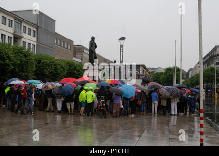 Mainz, Deutschland. 11. Juni 2018. Die Menschen haben auf dem Gutenberg-platz für die Gebetsvigil versammelt. Rund 300 Menschen folgten dem Aufruf der lokalen Gewerkschaften und Kirchen zu einer Mahnwache in der Innenstadt von Mainz, die getöteten Teenager Suanna F., trotz des schweren Regens erinnern. Sie sind die Kerzen im Gedenken an die Opfer. Die rechten 'Kandel ist uberall" (Kandel ist überall) Bewegung hielt eine Rallye unter dem Vorwand der Tötung zur gleichen Zeit in der Nähe. Ers. Quelle: Michael Debets/Alamy leben Nachrichten Stockfoto