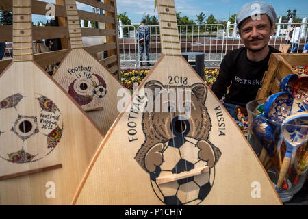 Moskau, Russland. 11 Juni, 2018. Einen Zähler mit Holz- Musical Instrument Balalaika an SamovarFest Familie Festival in Moskau während der Feier Russland Tag Credit: Nikolay Winokurow/Alamy leben Nachrichten Stockfoto