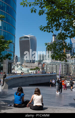 London, Großbritannien. 11 Juni, 2018. UK Wetter. Erreicht die Temperatur 24 Grad im Sommer Sonnenschein im London Bridge in der Londoner City. Mitarbeiter im Büro und Touristen, von den warmen Sonnenschein, die ihre Mittagspause an der Themse mit Blick über die Stadt und darüber hinaus. Das legendäre London City skylin diente als Kulisse für die Hunderte von Menschen genießen die seaonal warme Temperatur in der Hauptstadt. Quelle: Steve Hawkins Fotografie/Alamy leben Nachrichten Stockfoto