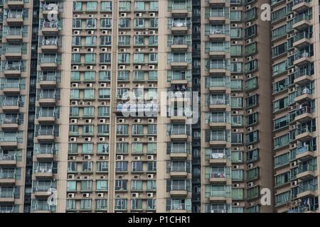 Hong Kong, CHN, China. 25 Apr, 2018. Hongkong, China. Offiziell als der Sonderverwaltungsregion Hongkong der Volksrepublik China bekannt. Im Delta des Pearl River gelegen ist Teil der Vierten am dichtesten besiedelte Region in der Welt. Derzeit mehr als 7,4 Millionen Menschen leben in Hong Kong. Das Gebiet verfügt über die meisten Wolkenkratzer der Welt. Die Stadt umgibt, Victoria Harbour. Fenster und Balkone von Apartment Gebäuden in Kowloon. Credit: Bill Frakes/ZUMA Draht/Alamy leben Nachrichten Stockfoto