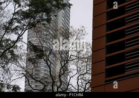 Hong Kong, CHN, China. 25 Apr, 2018. Hongkong, China. Offiziell als der Sonderverwaltungsregion Hongkong der Volksrepublik China bekannt. Im Delta des Pearl River gelegen ist Teil der Vierten am dichtesten besiedelte Region in der Welt. Derzeit mehr als 7,4 Millionen Menschen leben in Hong Kong. Das Gebiet verfügt über die meisten Wolkenkratzer der Welt. Die Stadt umgibt, Victoria Harbour. Wolkenkratzer und Bäume in Kowloon. Credit: Bill Frakes/ZUMA Draht/Alamy leben Nachrichten Stockfoto