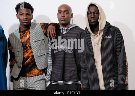 London, Großbritannien. 11 Juni, 2018. Ein Modell backstage vor dem, was Wir zeigen während der London Fashion Week Männer Juni 2018 an der BFC zeigen Raum am Juni 11, 2018 in London, England. Credit: Krisztian Pinter/Alamy leben Nachrichten Stockfoto