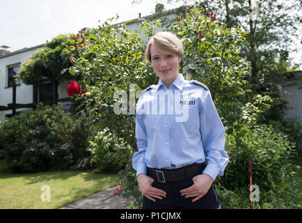 Langenfeld, Deutschland. 11 Juni, 2018. Schauspielerin Anna Brüggemann (MAP) spielt die Polizistin Melanie Sommer. Dreharbeiten für die Kölner Tatort Episode "außer Kontrolle" (Arbeitstitel), am 11.06.2018 in Langenfeld/Deutschland. | Verwendung der weltweiten Kredit: dpa/Alamy leben Nachrichten Stockfoto