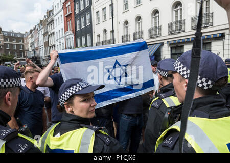 Oppositionelle Demonstranten halten eine israelische Flagge während der Al Quds Tag Rallye. Die Al Quds Tag Rallye ist ein Ereignis, das angeblich die Not der palästinensischen Bevölkerung zu markieren und das Bewusstsein für Islamische Verfolgung um der Welt erhöhen. Die Rallye hat Kontroverse über Großbritannien verursacht, weil den Rednern auf der Veranstaltung offen Aufruf zur Zerstörung Israels und einige Teilnehmer Wave die Flagge der Hisbollah, einer verbotenen terroristischen Gruppe. Stockfoto