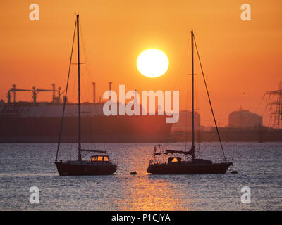 Queenborough, Kent, UK. 11 Juni, 2018. UK Wetter: einen goldenen Sonnenuntergang in Queenborough, Kent nach einem warmen sonnigen Tag. Credit: James Bell/Alamy leben Nachrichten Stockfoto