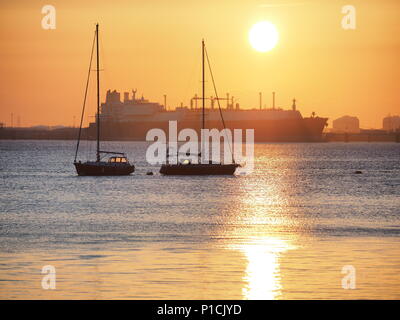 Queenborough, Kent, UK. 11 Juni, 2018. UK Wetter: einen goldenen Sonnenuntergang in Queenborough, Kent nach einem warmen sonnigen Tag. Credit: James Bell/Alamy leben Nachrichten Stockfoto