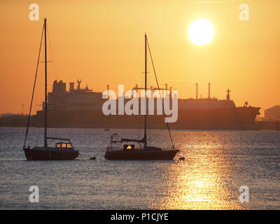 Queenborough, Kent, UK. 11 Juni, 2018. UK Wetter: einen goldenen Sonnenuntergang in Queenborough, Kent nach einem warmen sonnigen Tag. Credit: James Bell/Alamy leben Nachrichten Stockfoto