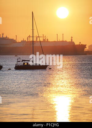 Queenborough, Kent, UK. 11 Juni, 2018. UK Wetter: einen goldenen Sonnenuntergang in Queenborough, Kent nach einem warmen sonnigen Tag. Credit: James Bell/Alamy leben Nachrichten Stockfoto