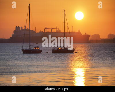 Queenborough, Kent, UK. 11 Juni, 2018. UK Wetter: einen goldenen Sonnenuntergang in Queenborough, Kent nach einem warmen sonnigen Tag. Credit: James Bell/Alamy leben Nachrichten Stockfoto