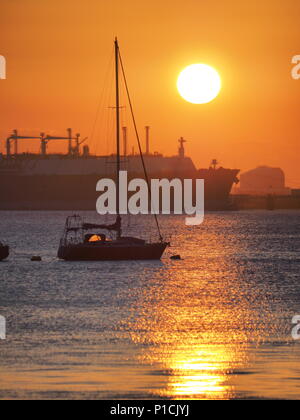 Queenborough, Kent, UK. 11 Juni, 2018. UK Wetter: einen goldenen Sonnenuntergang in Queenborough, Kent nach einem warmen sonnigen Tag. Credit: James Bell/Alamy leben Nachrichten Stockfoto