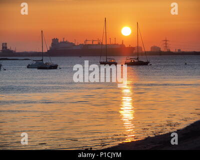 Queenborough, Kent, UK. 11 Juni, 2018. UK Wetter: einen goldenen Sonnenuntergang in Queenborough, Kent nach einem warmen sonnigen Tag. Credit: James Bell/Alamy leben Nachrichten Stockfoto