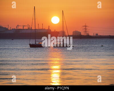 Queenborough, Kent, UK. 11 Juni, 2018. UK Wetter: einen goldenen Sonnenuntergang in Queenborough, Kent nach einem warmen sonnigen Tag. Credit: James Bell/Alamy leben Nachrichten Stockfoto