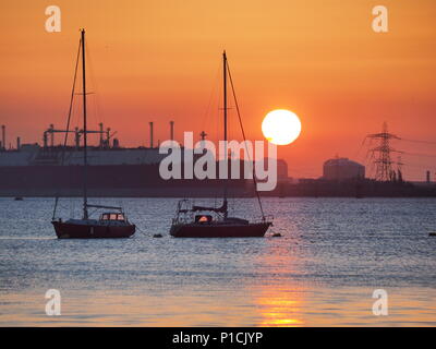 Queenborough, Kent, UK. 11 Juni, 2018. UK Wetter: einen goldenen Sonnenuntergang in Queenborough, Kent nach einem warmen sonnigen Tag. Credit: James Bell/Alamy leben Nachrichten Stockfoto