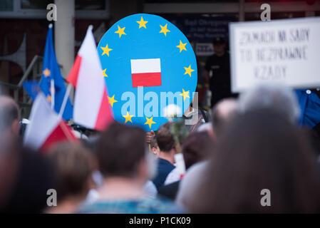 Krakau, Polen. 11 Juni, 2018. Ein Plakat während der Vorführung gesehen. Hunderte von Menschen ein Protest zugunsten der Europäischen Kommission, forderte die EU-Staats- und Regierungschefs mit der disziplinarischen Maßnahmen gegen Polen zu drücken, für angeblich verletzen rechtsstaatlichen Standards vor den Gerichten in Krakau besuchen. Credit: ZUMA Press, Inc./Alamy leben Nachrichten Stockfoto