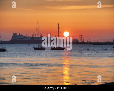 Queenborough, Kent, UK. 11 Juni, 2018. UK Wetter: Der Sonnenuntergang in Queenborough, Kent. Credit: James Bell/Alamy leben Nachrichten Stockfoto