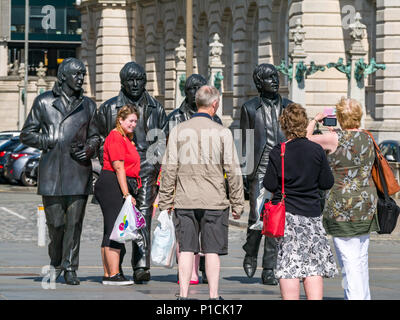 Pier Head, Liverpool, England, Vereinigtes Königreich, 11. Juni 2018. UK Wetter: Sonnenschein auf die Mersey. Einen schönen sonnigen Tag im Sommer entlang des Flusses Mersey in Liverpool für die Besucher der Beatles Statue von Andy Edwards, das Ausdruck eines echten Fotos aus der Vergangenheit. Besucher in ihre photographl vor der beliebten Skulptur genommen Stockfoto