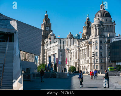 Pier Head, Liverpool, England, Vereinigtes Königreich, 11. Juni 2018. UK Wetter: Sonnenschein auf die Mersey. Einen schönen sonnigen Tag mit blauen Himmel entlang der Mersey Liverpool heute für Besucher und Einheimische, mit den Drei Grazien Gebäude, die das Royal Liver Buildiing, Cunard Building und der Hafen von Liverpool Gebäude außerhalb der modernen Liverpool Museum gehören Stockfoto