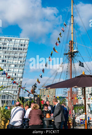 Albert Dock, Liverpool, England, Vereinigtes Königreich, 11. Juni 2018. UK Wetter: Sonnenschein auf die Mersey. Einen schönen sonnigen Tag mit blauen Himmel entlang des Flusses Mersey in Liverpool mit Personen, die eine Arbeit einen Drink im Außenbereich an der Greene King Pumphouse pub Canning Dock in der Albert Dock Bassin Stockfoto